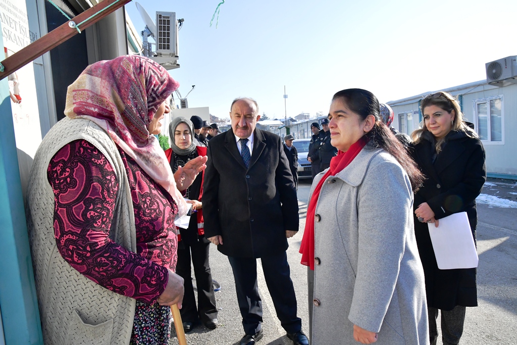 Hanımefendi Selda Yavuz, Kaynarca Konteyner Kentte Yaşayan Aileleri Ziyaret Etti