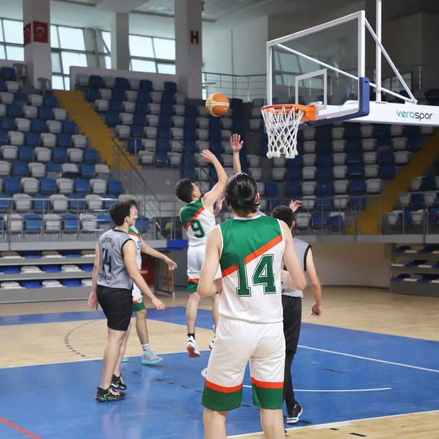 Merkez Spor Salonu'nda Liseler Arası Basketbol Müsabakaları Başladı