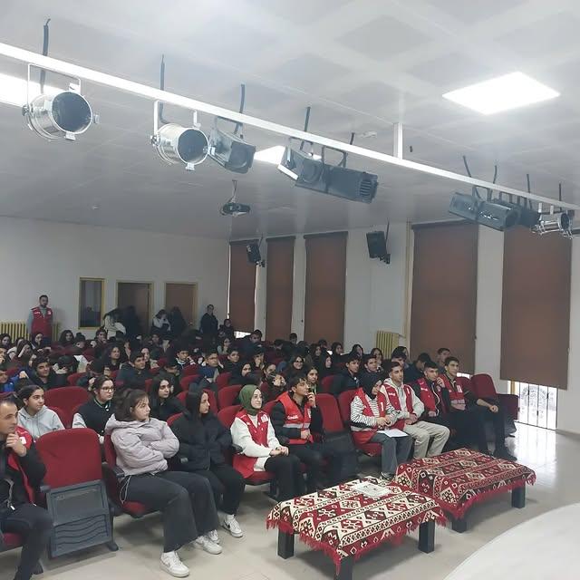 Niyazi Mısri Sosyal Bilimler Lisesi'nde Kızılay ve Kızılaycılık Konferansı Düzenlendi
