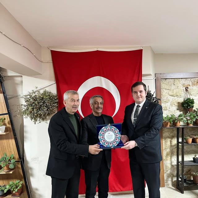 Başkan Cömertoğlu, Emekli Vakıf Müdürü Ayhan’a Veda Yemeği Düzenledi