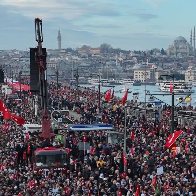 Galata Köprüsü'nde Filistin'e Destek Yürüyüşü