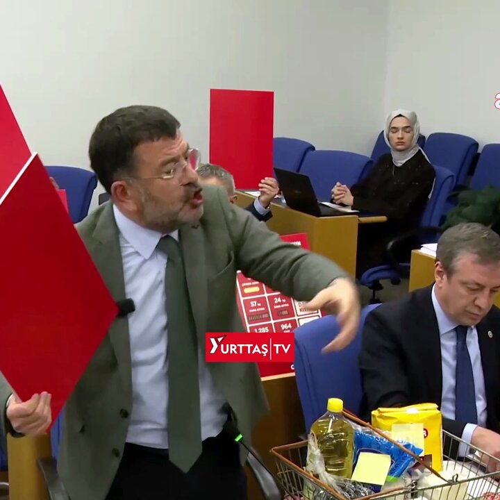 TBMM'de CHP Milletvekili Veli Ağbaba'dan Komisyon Başkanı'na Kırmızı Kart Gösterme Tepkisi