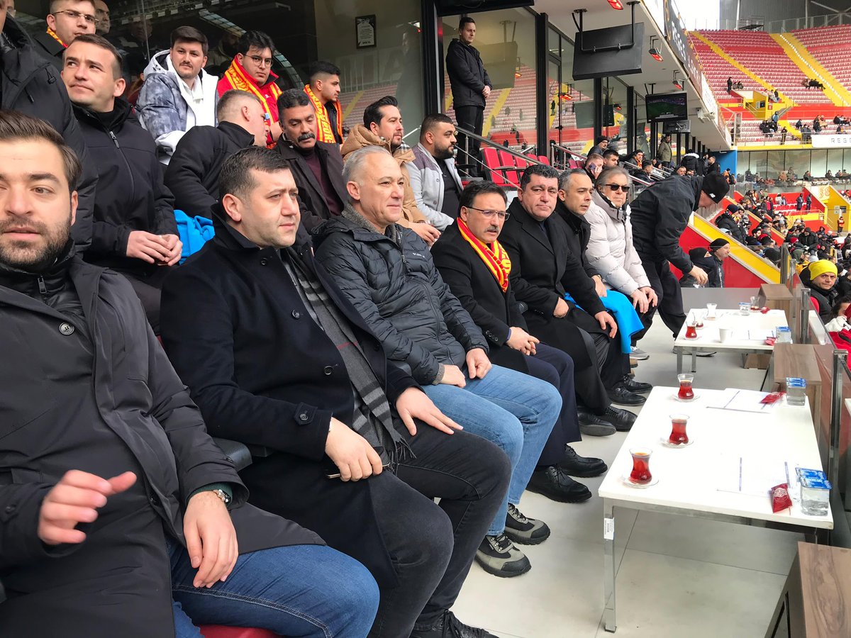 Kayserispor Taraftarları, Göztepe Karşısında Destek ve Umutlarını Gösteriyor