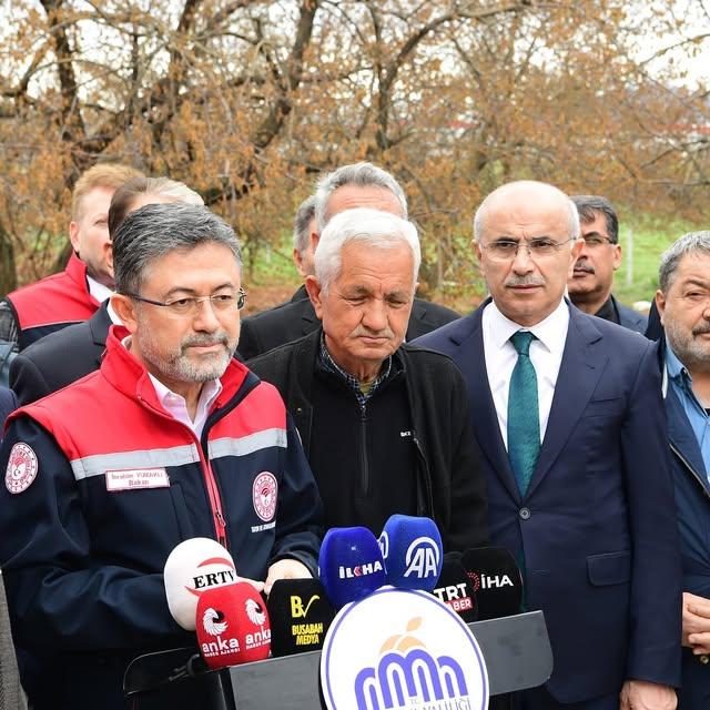Malatya’da Kayısı Bahçelerinde Tarım Bakanı Yumaklı İncelemesi