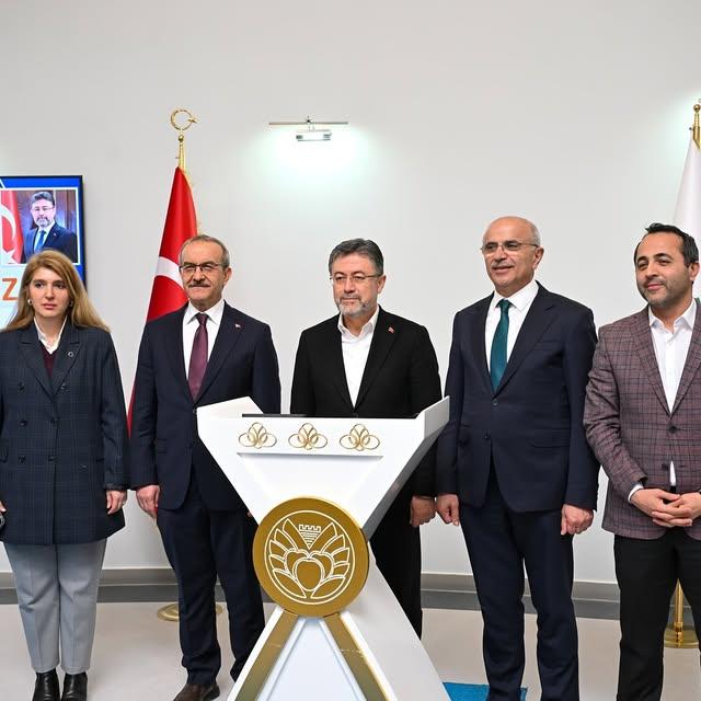 Malatya'da Zirai Dona Karşı Tarım Bakanı Yumaklı Ziyaret Etti