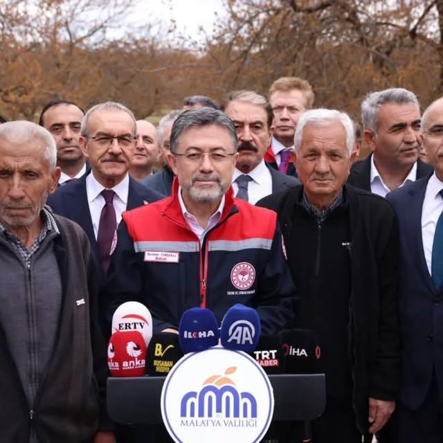 Tarım Bakanı Yumaklı Malatyadaki Kayısı Bahçelerindeki Zirai Don Hasarını Yerinde İnceledi