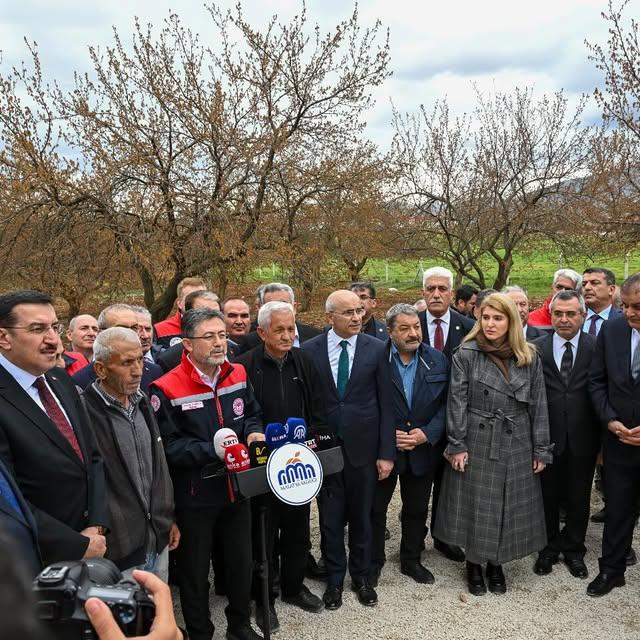 Tarım Bakanı Yumaklı Malatya'daki Zirai Don Zararı Alan Çiftçileri Ziyaret Etti