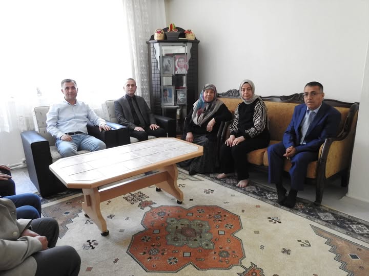 SGK İl Müdürü, Diyarbakır'da Şehit Olan Semih Turgut'un Ailesini Ziyaret Etti