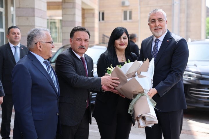  Çalışma ve Sosyal Güvenlik Bakanı Vedat Işıkhan Vali Gökmen Çiçek’i Ziyaret Etti